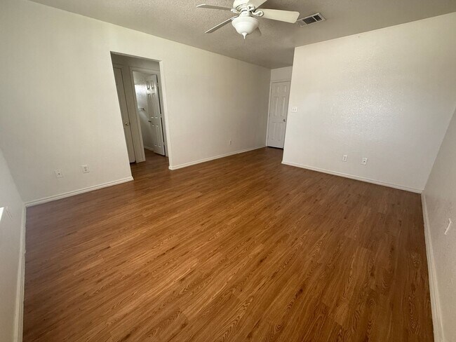 Foto del edificio - 3301 Hereford Ln