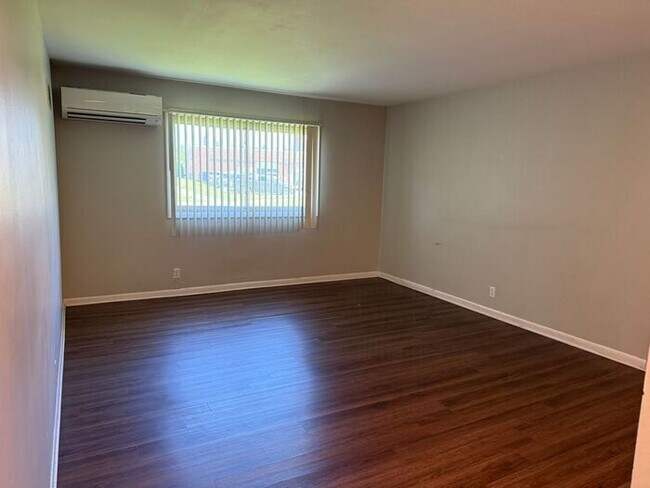 Foto del edificio - Remodeled 1 Bedroom Apartment!!!  Walk to the Square or Steps from Sumner Regional Hospital