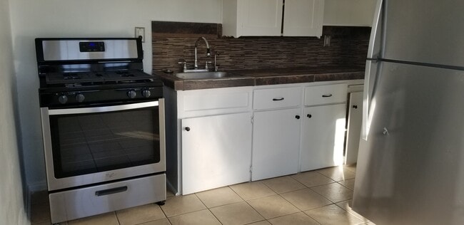Kitchen - 1352 S Dunsmuir Ave