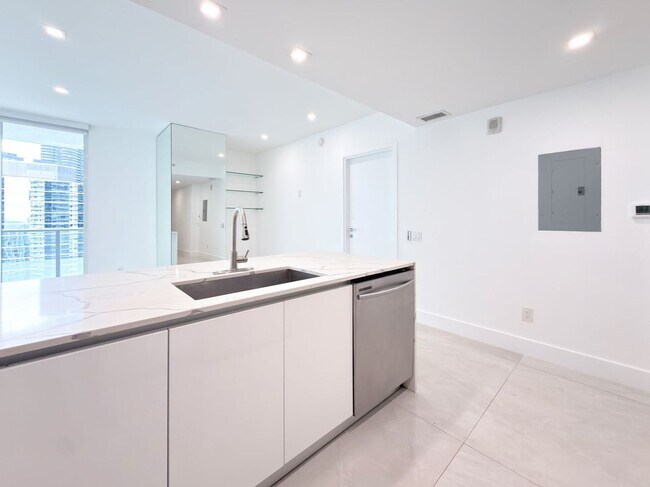 Foto del edificio - 1300 Brickell Bay Dr