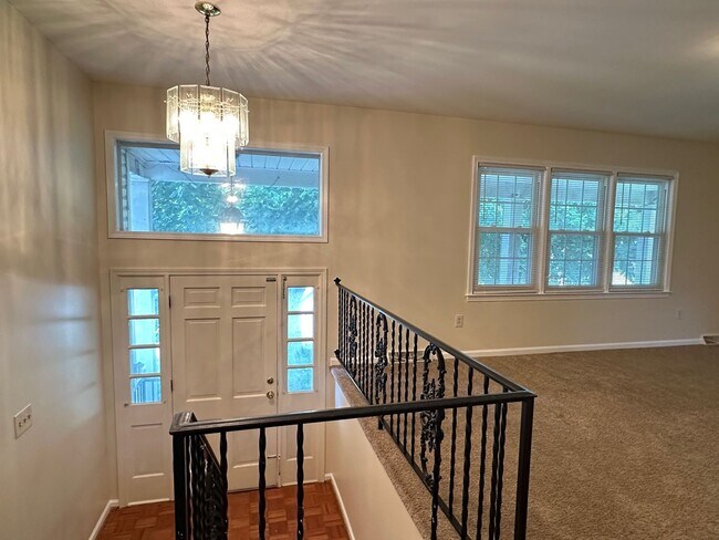 Foto del edificio - COMING SOON! Beautiful House in Tates Creek! 3 BR, 2.5 Baths, Finished Basement & Garage