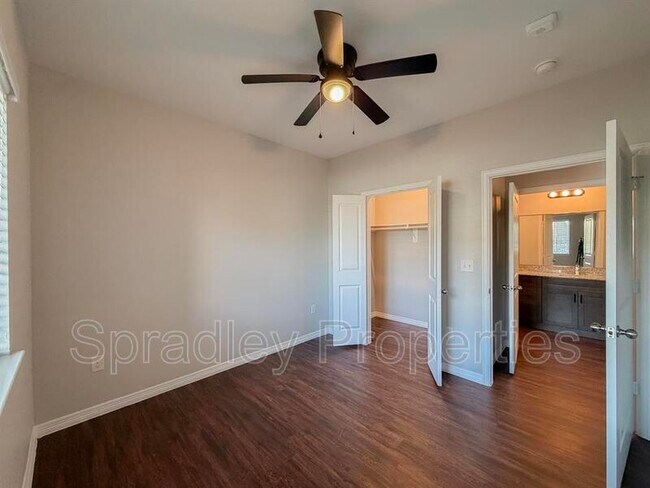 Foto del edificio - 1124 W Ave O