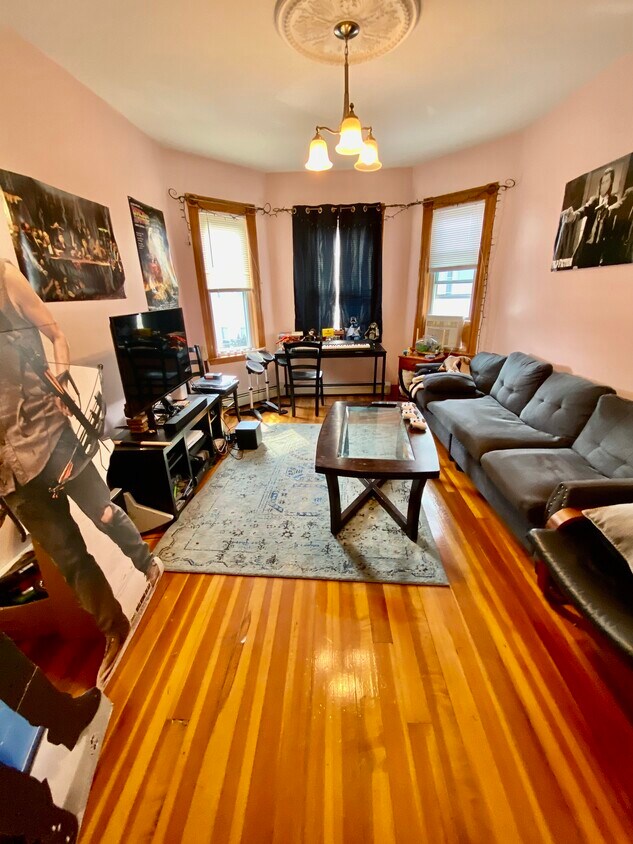 Primary Photo - 28 Raven St