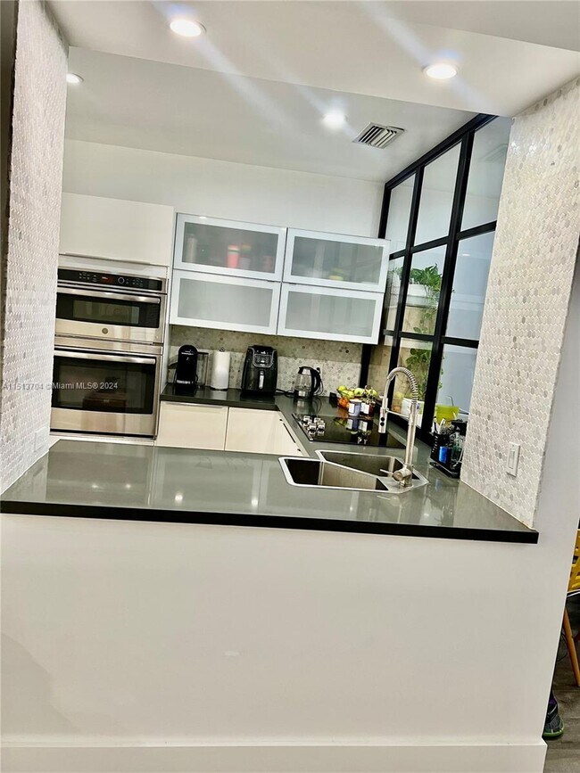 Foto del edificio - 16015 Emerald Cove Rd