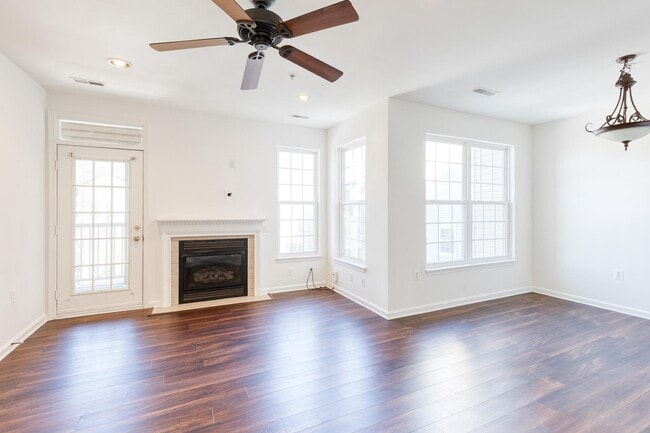 Building Photo - 400 Symphony Cir