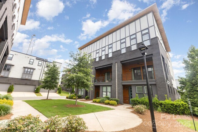 Foto del edificio - 2523 Irwin Strm Rd