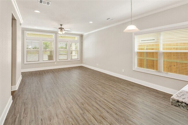 Foto del edificio - 1410 Holleman Dr