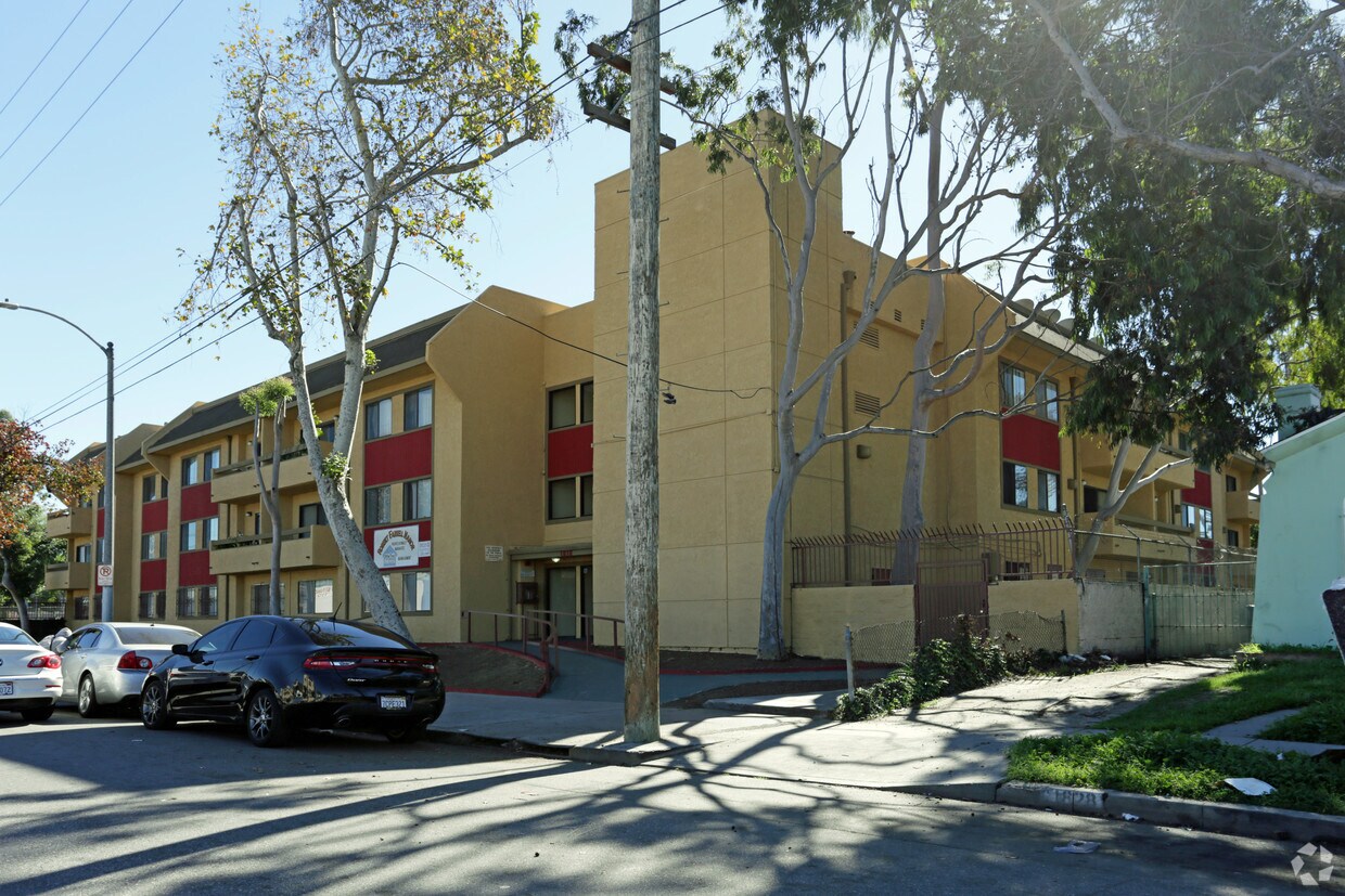 Foto del edificio - Robert Farrell Manor & Western Gardens