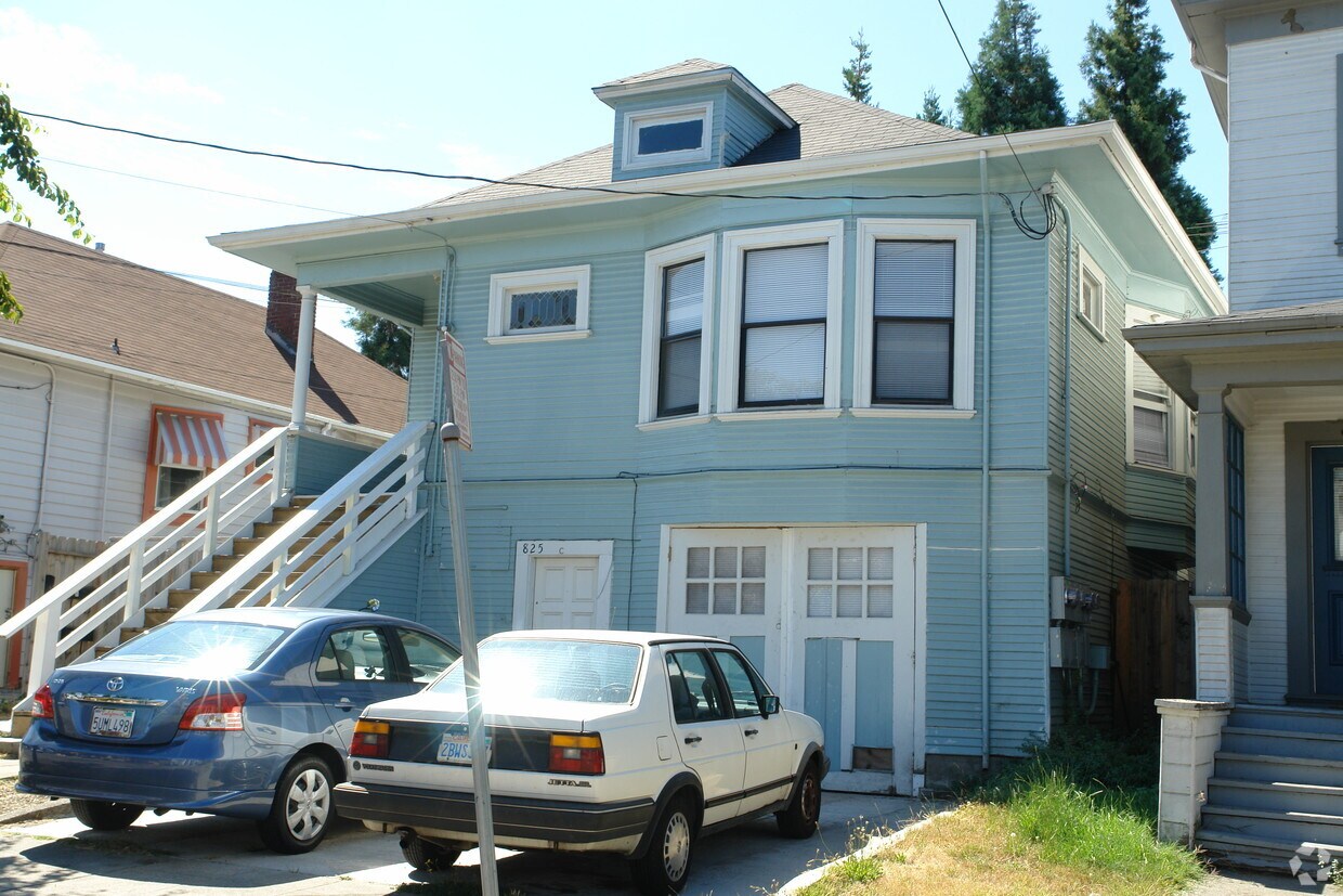 Building Photo - 825 57th St