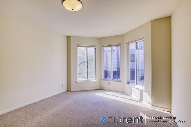 Building Photo - 65 Saturn St