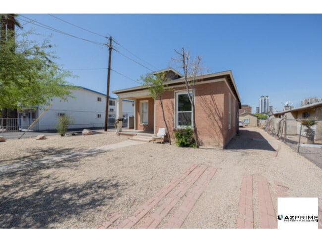 Building Photo - $500 OFF FIRST MONTH'S RENT MOVE IN SPECIA...