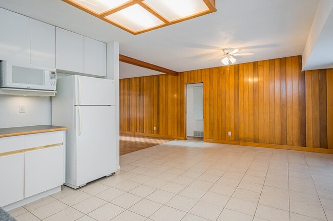 Building Photo - 33533 Dewdney Trunk Rd