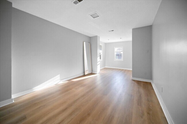 Building Photo - 4356 S Wells St
