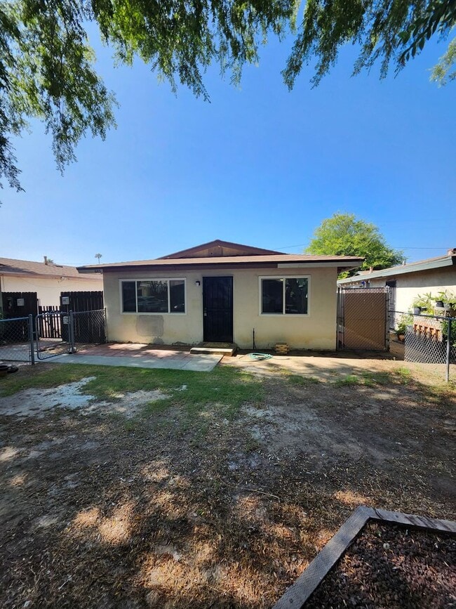 Building Photo - M-Muir Ave (triplex)
