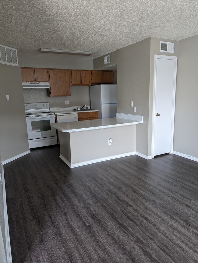 500 sq ft One Bedroom 1st Floor - Lakeview