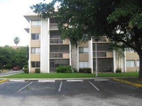 Building Photo - 711 N Pine Island Rd