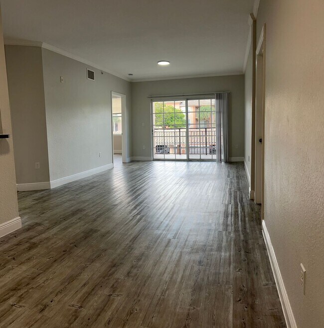 Building Photo - !! VERY LARGE 2x2 BEDROOM APARTMENT !! Up ...