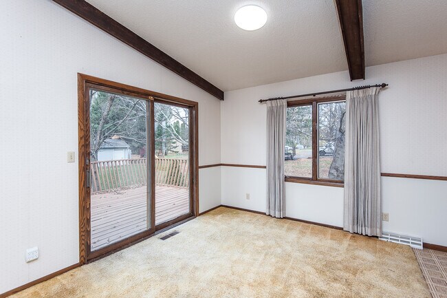 Building Photo - 235 Country Club Dr