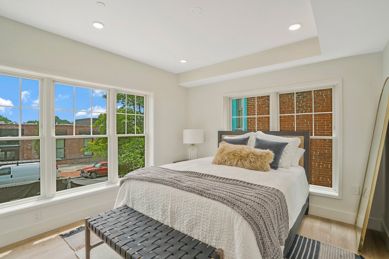 Foto principal - 716 L St SE