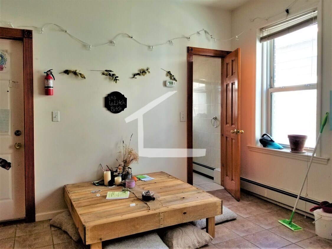 Building Photo - Charming 2.5 Bedroom