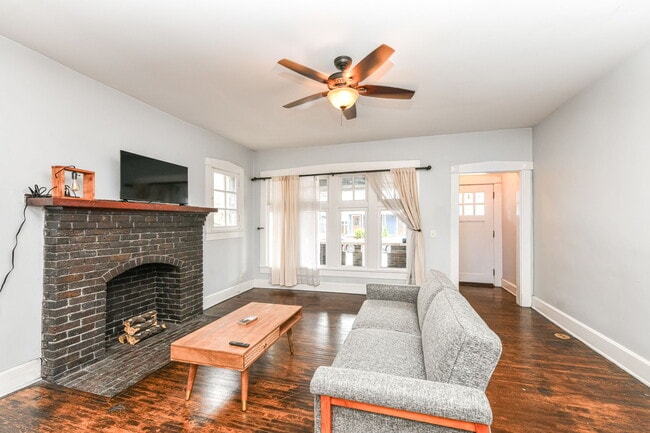 Living - 2158 N Pennsylvania St