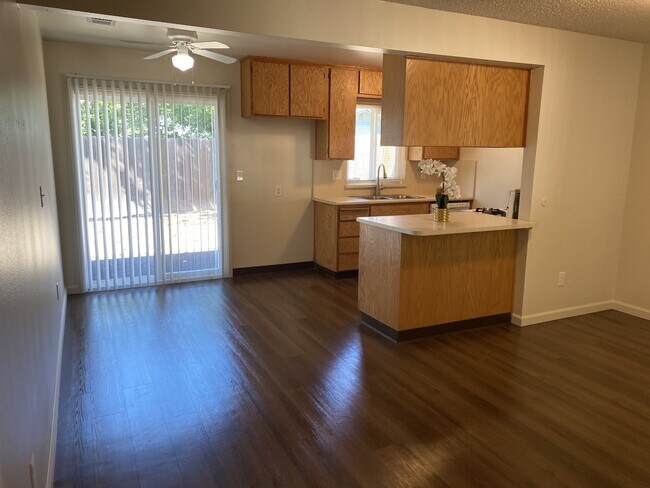 Foto del edificio - 1713 E Rumble Rd