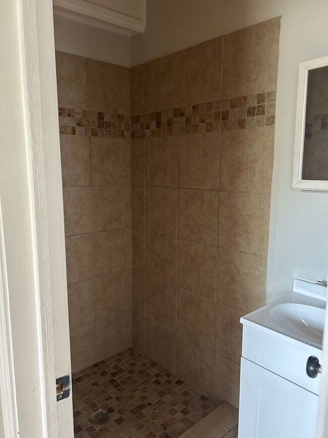 Foto del edificio - 4 BR 2 bath
