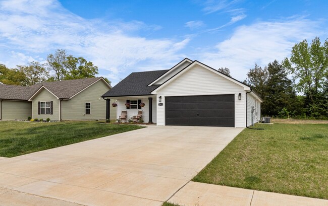 Building Photo - Beautiful Home in Clarksville!