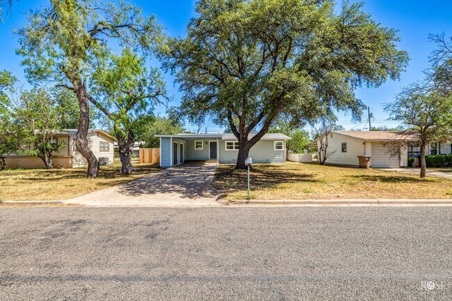 Foto del edificio - NOW AVAILABLE - 3 Bedroom Home in College ...