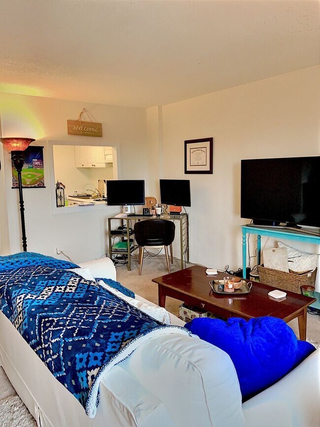 Foto del edificio - Great Location, Sunny 8th Floor Studio wit...
