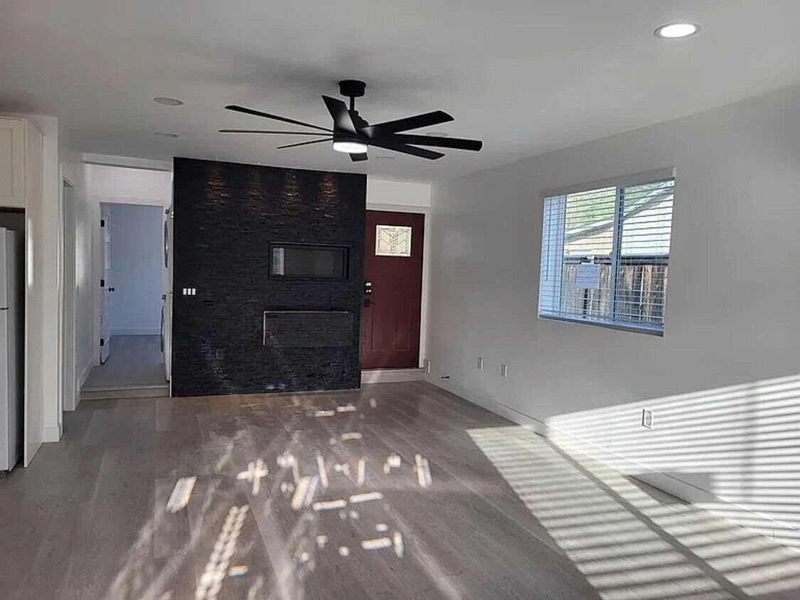 Primary Photo - Lakeside 2 br 1 ba ~ beautifully remodeled...
