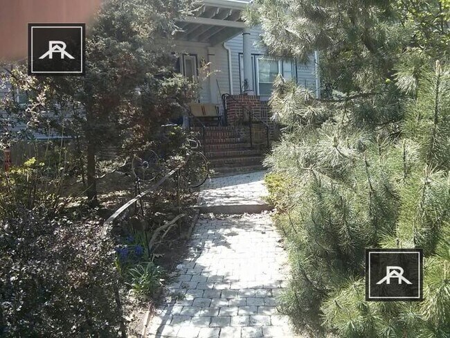 Building Photo - 3 bedroom in Brookline MA 02135