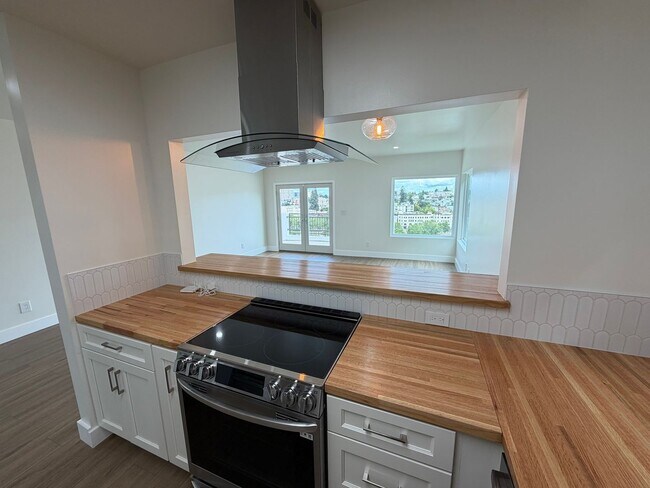 Foto del edificio - 3 Bed 2 Bath Apartment, New Construction In Cleveland Heights (With Garage)
