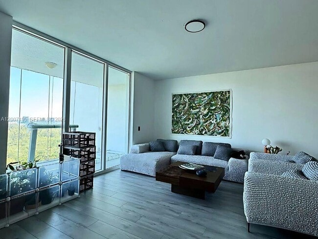 Foto del edificio - 14951 Royal Oaks Ln