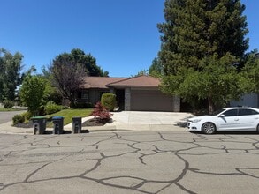 Building Photo - 2461 Bay Hill Cir