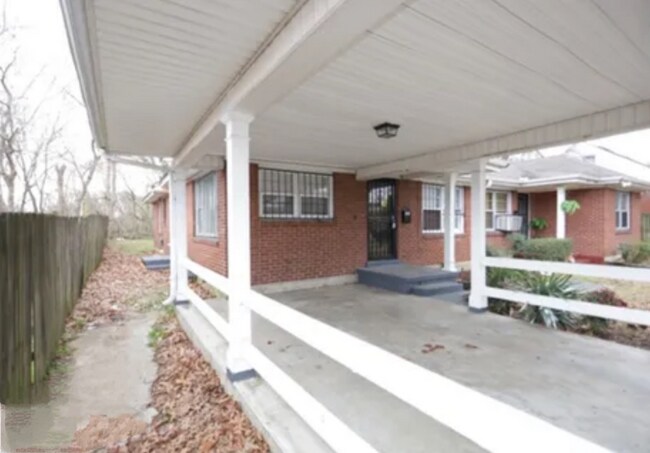 Foto del edificio - 1068 N McLean Blvd