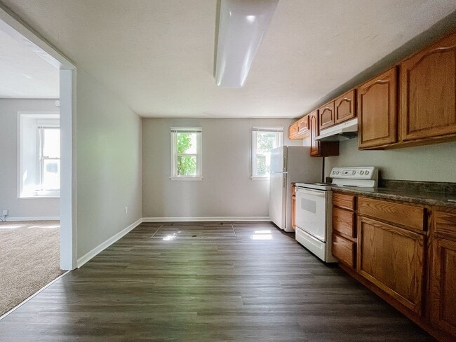 Building Photo - Two-Story Three Bed Two Bath Home