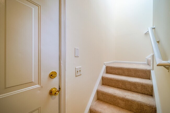Building Photo - 2-level condo, conveniently located