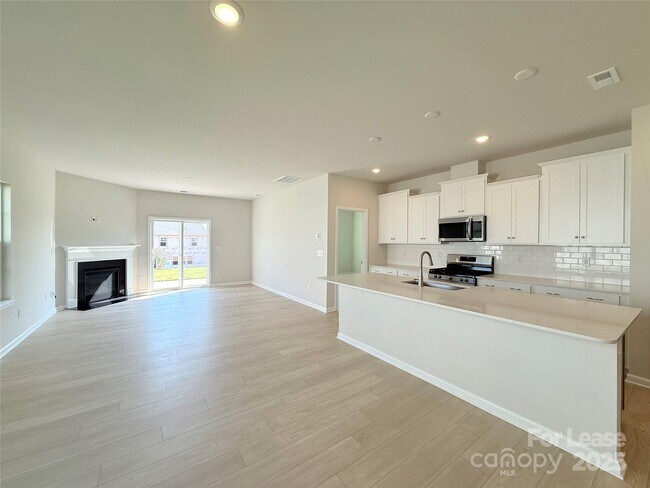 Foto del edificio - 6271 Fairfax Ct