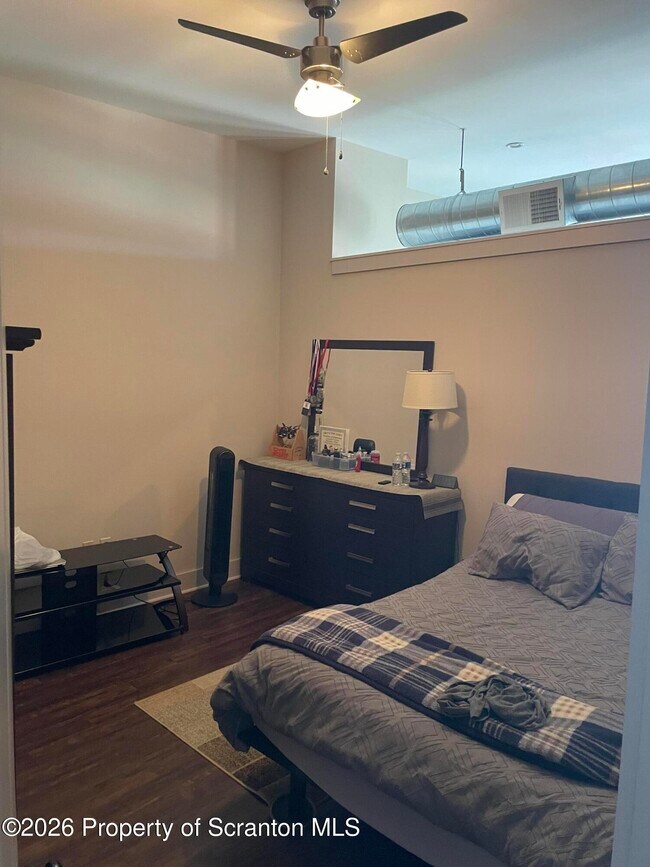 Foto del edificio - 322-322 Penn Ave