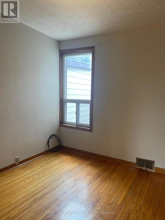 Building Photo - 946 Ossington Ave