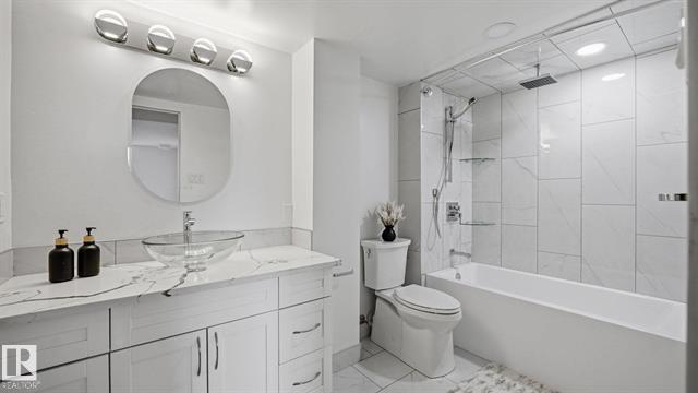 Building Photo - 10160-10115 115 St NW