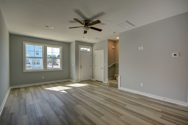 Foto del edificio - GORGEOUS End Unit Townhome in Sneads Ferry...