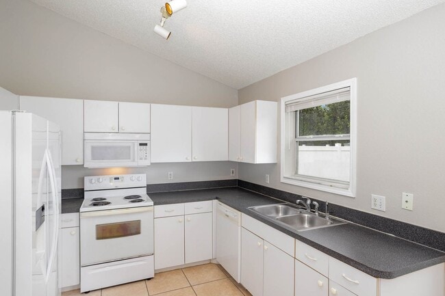 Building Photo - Updated 3 bedroom, 2 bath, with loft, scre...