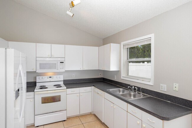 Foto del edificio - Updated 3 bedroom, 2 bath, with loft, scre...