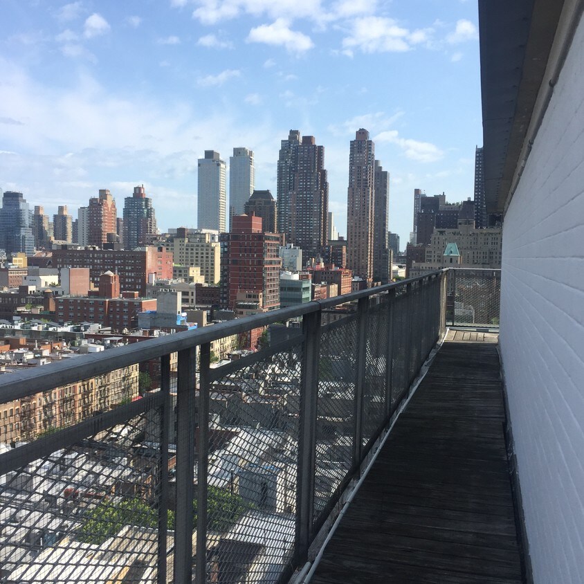 Building Photo - 350 W 51st St