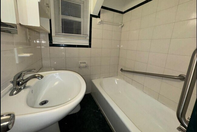 Foto del edificio - 2363 E Maple Rd