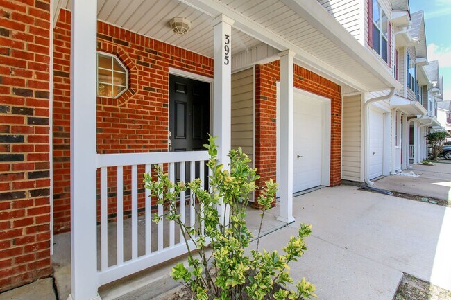 Foto del edificio - Enjoy this beautifully updated 3 Bed/3 Bat...