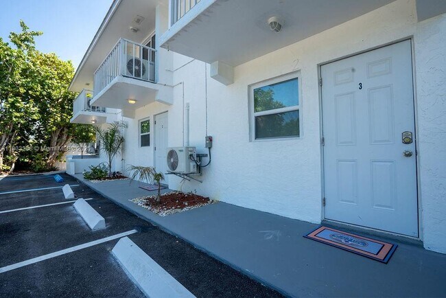 Building Photo - 2305 Tamarind Dr