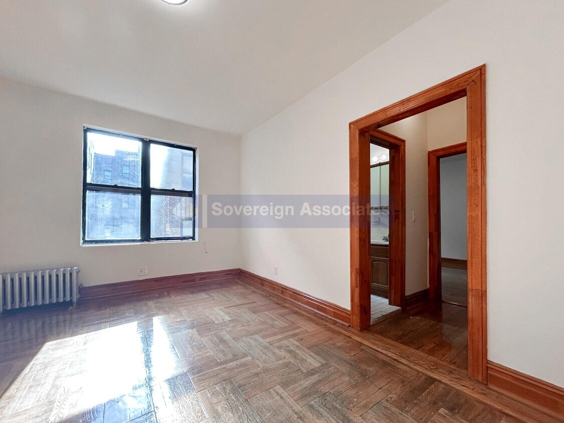 Foto principal - 64 W 108th St